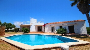 Superb villa in excellent condition equipped with a private pool in Binibeca